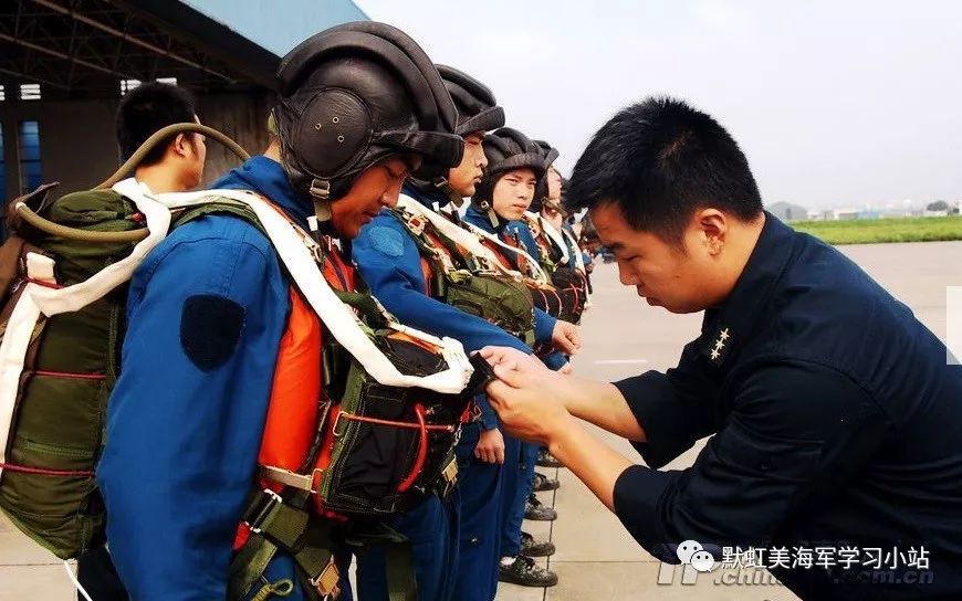 讓“海空衛士”返航要靠給力的救生裝備、訓練和體係(圖15)