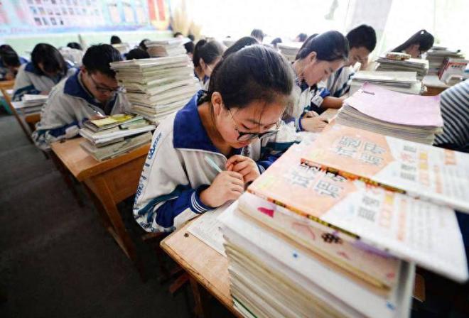 中國應試教(jiāo)育被吐槽多(duō)年如(rú)今成果展現美專家直呼是秘密武器!(圖1)